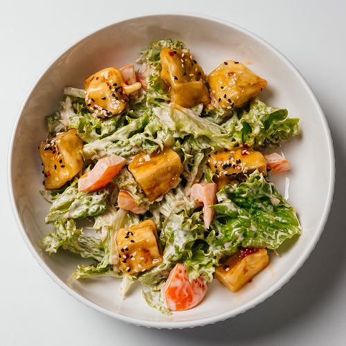 Теплый салат с хрустящим карамелизированным баклажаном