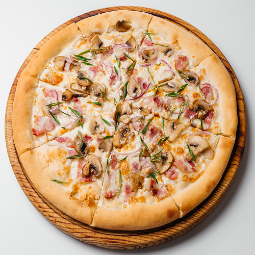 Пицца с грибами, белым соусом, беконом и красным луком