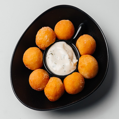 Сырные шарики с чесночным соусом