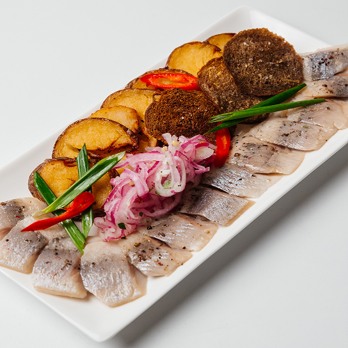 Норвежская сельдь с гренками и обжаренным картофелем