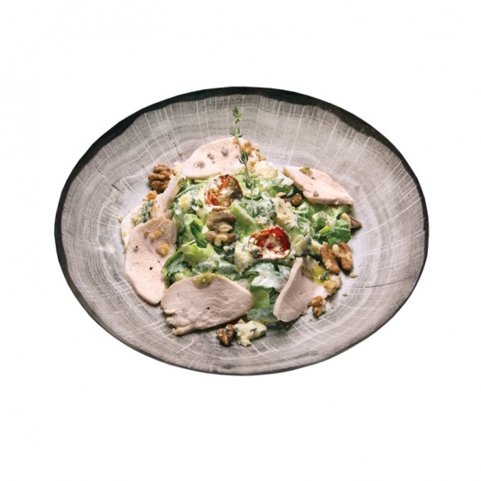 Салат с курочкой, голубым сыром, орехами и рукколой